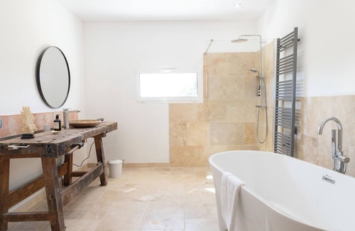 La Barben Bed & Breakfast | La Chambre des Secrets des Terres d Amélie