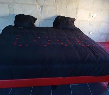 Manduel Apartment | La chambre des plaisirs secrets