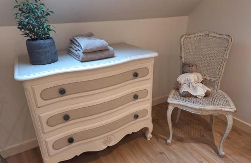 Malville Bed & Breakfast | La chambre Mademoiselle Causeuse