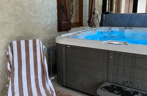 Thesee House | La Charmeraie: charming gîte with pool and spa