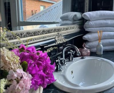 St. Arnaud Hotel | La Cochon Rose Motel