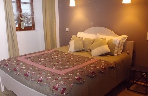 Laroquebrou House | la colombine village house located in the historic center, 4/5 people