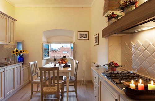 Duomo Apartment | La Culla di Dante Luxury Apartment in front of the Duomo (sleeps 6)