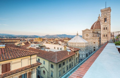 Duomo Apartment | La Culla di Dante Luxury Apartment in front of the Duomo (sleeps 6)
