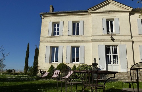 Neac House | LA CURE room, in the heart of the vineyard. Calm, family, restful: happiness !