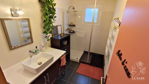 Lavaur Apartment | La dame aux fleurs