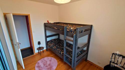 Lavaur Apartment | La dame aux fleurs