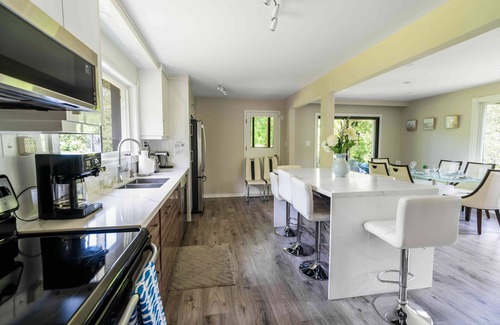 Cookstown Cottage | La Datcha Cottage-Hot Tub, Sauna, Swimming Pool, 20 Wooded Acres of Grassland