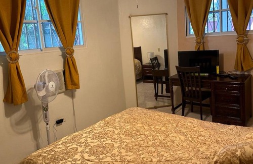 Vaudreuil Other | La Difference Guest House / Vaudreuil