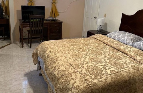 Vaudreuil House | La Difference Guest House
