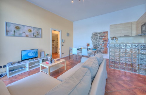 Arona Apartment | La Dolce Vita Pied dans L' Eau, Arona, Italy