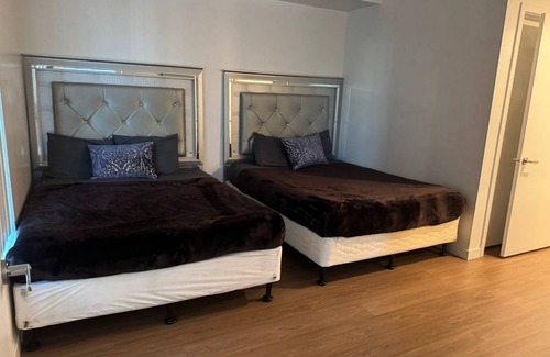 Little Tokyo Hotel | LA Escape: Stylish 2BR King Suite in Vibrant Little Tokyo