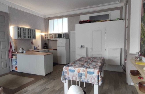 Plougasnou Apartment | La Falaise, Pointe de Primel, Appart à 30m de la Plage Avec Deux Pièces de Vie!