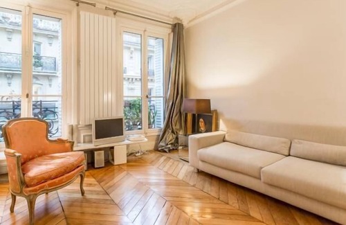 Quartier de Rochechouart Apartment | La Fayette-Montmartre district, 53 m² apartment.