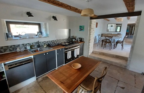 Taulignan House | La ferme des Seynières, farmhouse surrounded by truffle oaks and lavender.