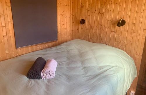 Roye Ski Chalet | La Feuille - Cabane isolée avec vue sur étang, terrasse privée & pêche