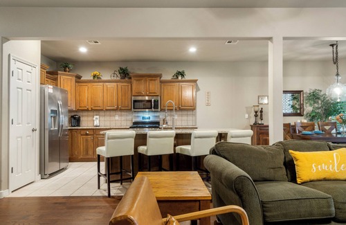 Jenks House | La Fleur, Jenks, 5min. HWY access
