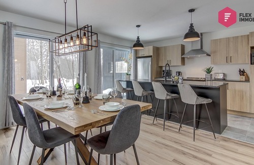 Pont-Rouge Ski Chalet | ⭐ La Fleur Urbaine de Portneuf 🌹 2.5 bathrooms, Hot tub, Sauna and Pool ⭐
