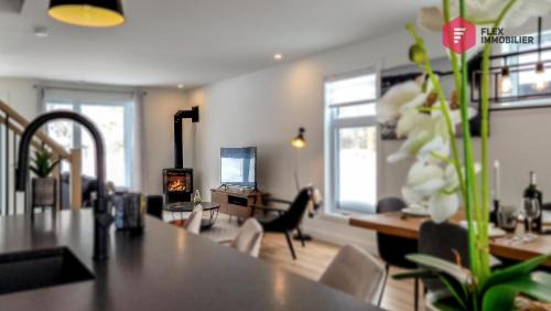 Pont-Rouge Ski Chalet | La Fleur Urbaine de Portneuf : 2.5 bathrooms, Hot tub, Sauna and Pool
