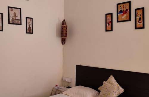 Gautam Nagar Apartment | La Floraison - Solo/Couple-Hauz khas/AIIMS/IIT