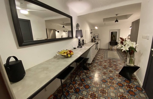 Vitrolles House | La Folle Maison de Serge !