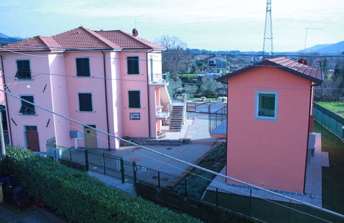 Santo Stefano di Magra Apartment | La Fonda Holiday House:Apartment With Pool, Garden And Parking Near Cinque Terre