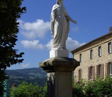 Saint-Georges-en-Couzan Bed & Breakfast | La Fontaine