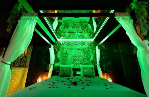 Schirrhein Apartment | La Forêt Enchantée - Chambre à thème Love Room Jacuzzi - Évasion pour deux