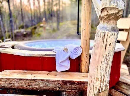Mauricie Ski Chalet | La générale Sherman, Expérience hébergement le luxe sauvage avec vue et jacuzzi
