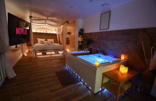 La Seyne-sur-Mer Apartment | La Gioya - Love Room, Jacuzzi, Baldaquin