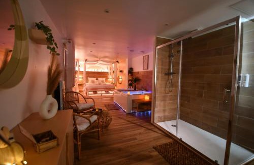 La Seyne-sur-Mer Apartment | La Gioya - Love Room, Jacuzzi, Baldaquin