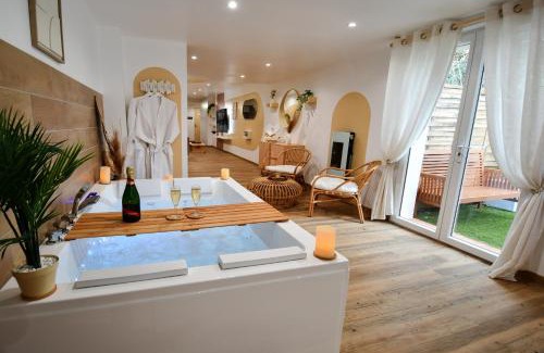La Seyne-sur-Mer Apartment | La Gioya - Love Room, Jacuzzi, Baldaquin