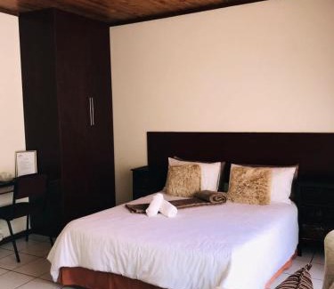 Emfuleni House | La Gracia Guesthouse