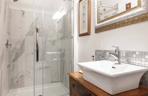 Stratford Apartment | La Grande Chambre Stone Maiden Inn