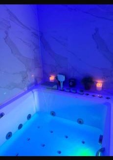 Jemeppe-sur-Meuse Apartment | La home White Jacuzzi