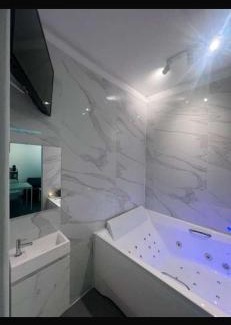 Jemeppe-sur-Meuse Apartment | La home White Jacuzzi