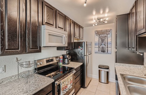 La Jolla Village Condo | 🌊💎 La Jolla 1 bedroom gem with sparkling pool-view & walkable village community…