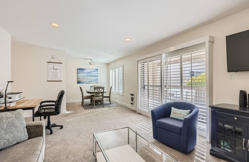 La Jolla Village Condo | 🌊💎 La Jolla 1 bedroom gem with sparkling pool-view & walkable village community…