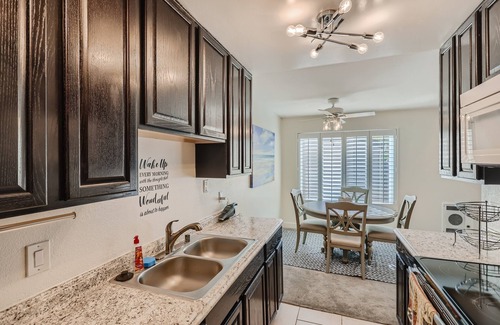 La Jolla Village Condo | 🌊💎 La Jolla 1 bedroom gem with sparkling pool-view & walkable village community…