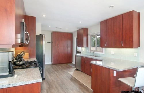 Beach Barber Tract Condo | La Jolla Beach and Village - Contemporary and Bright