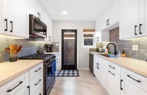 Beach Barber Tract House | La Jolla Coastal Haven: Charming Home by Windansea