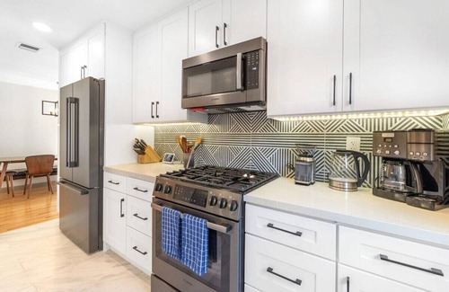 Beach Barber Tract House | La Jolla Coastal Haven: Charming Home by Windansea