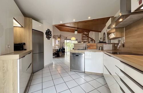 Frouzins Ski Chalet | La Joviale, pretty house with swimming pool & garden