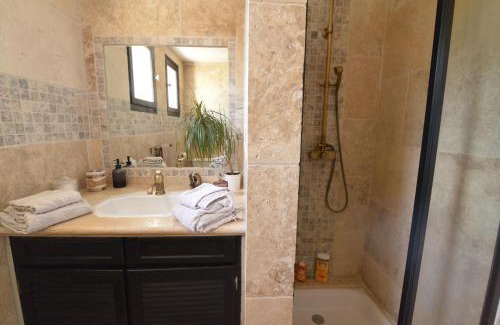 Saint-Victor-la-Coste House | La Lézarde, chambre d'hôte, piscine, salle d'eau privatif, café ou thé offert le matin