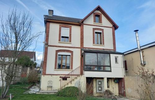 Nouvion-sur-Meuse House | La locomotive by La BB12087