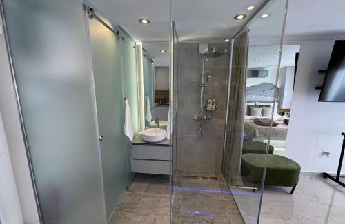 Nasice Hotel | La Luna Petite Suite Deluxe with Free Jacuzzi, Bikes & Covered Parking
