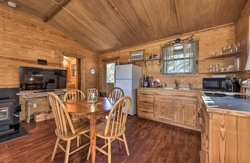 Wimberley Cabin | La Luna- Private cabin with amazing views, bed swing, fire pit, & hot tub!