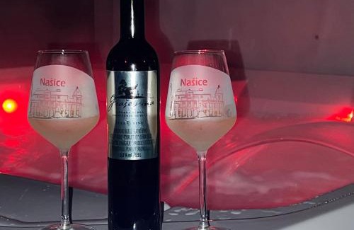 Nasice Hotel | La Luna Rustic Deluxe Apartment with Free Jacuzzi, Bikes & Covered Parking