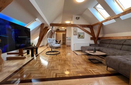 Nasice Hotel | La Luna Rustic Deluxe Apartment with Free Jacuzzi, Bikes & Covered Parking