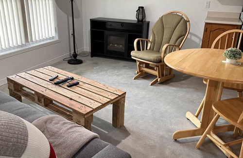 Frontenac Apartment | La Madeleine, Appartement Rez-de-Jardin parfait pour travail ou loisir.